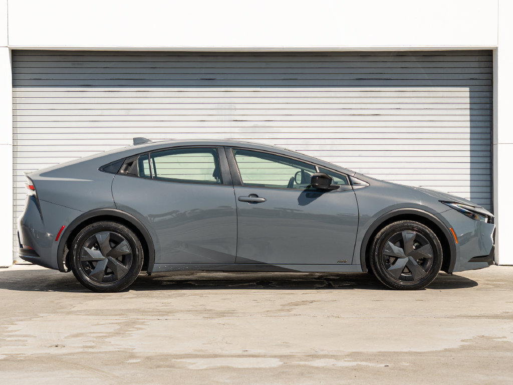 Used 2025 Toyota Prius LE AWD/4WD image 21