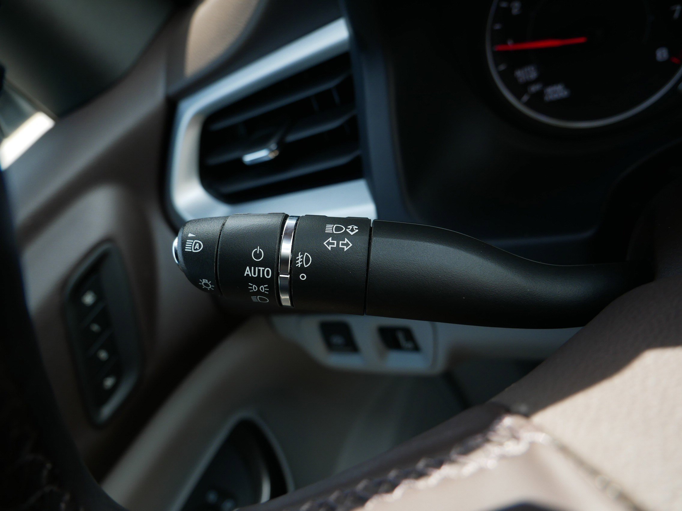 Used 2023 GMC Acadia SLT w/ Preferred Package FWD image 33