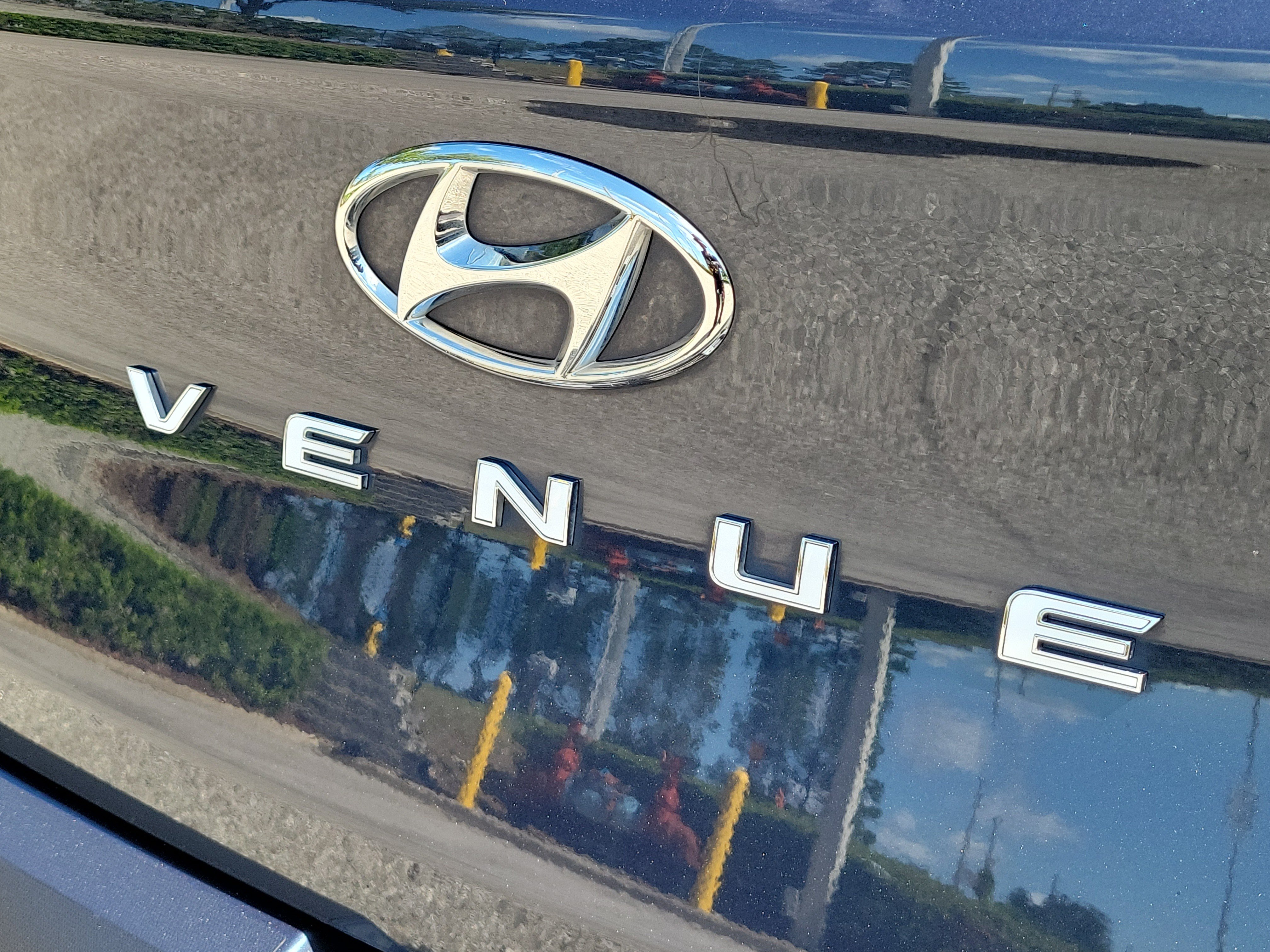Used 2020 Hyundai Venue FWD image 10
