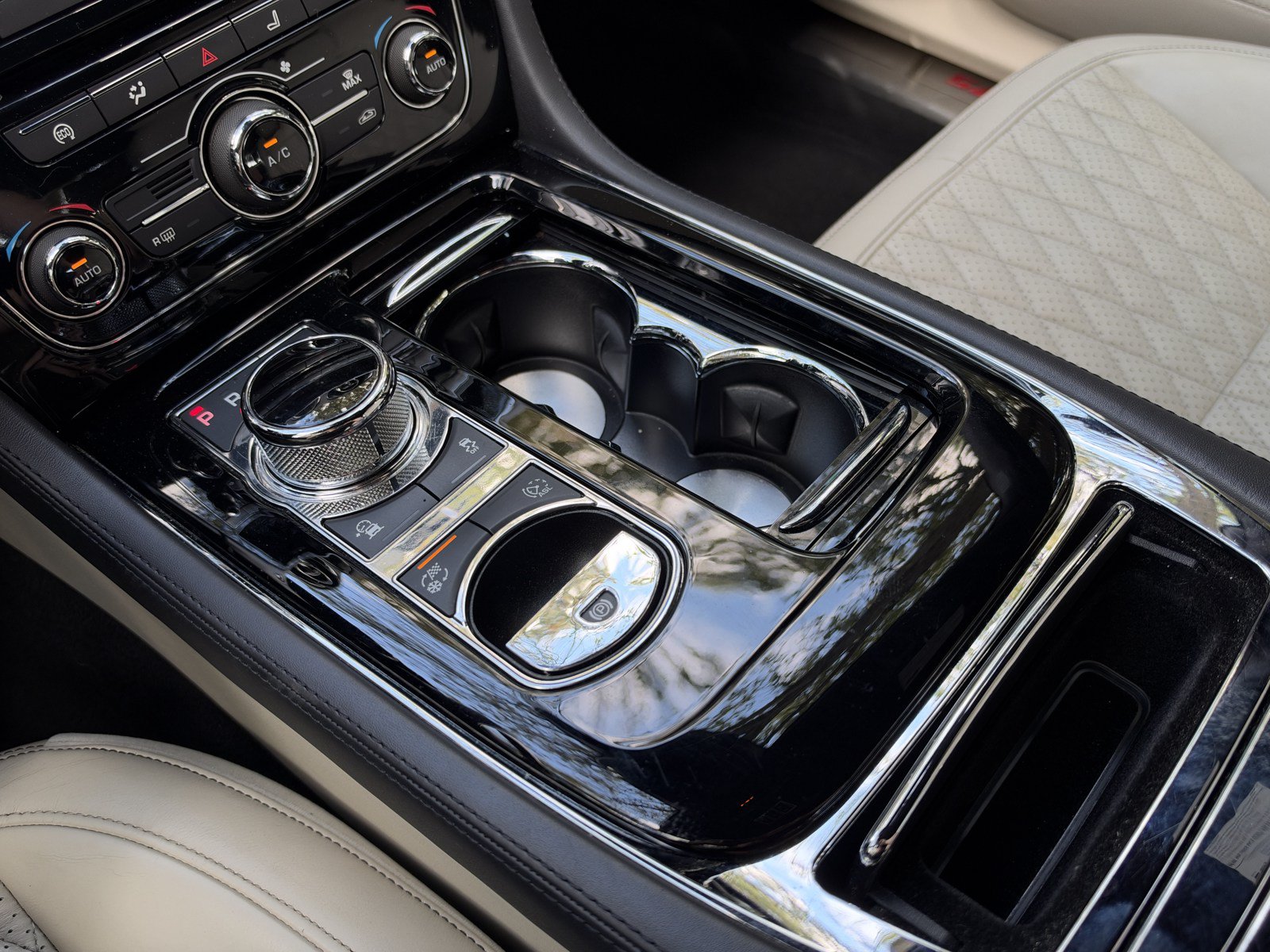 Used 2019 Jaguar XJ R RWD image 31
