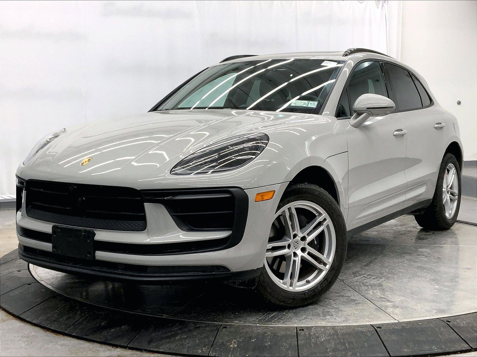 Certified 2025 Porsche Macan image 1