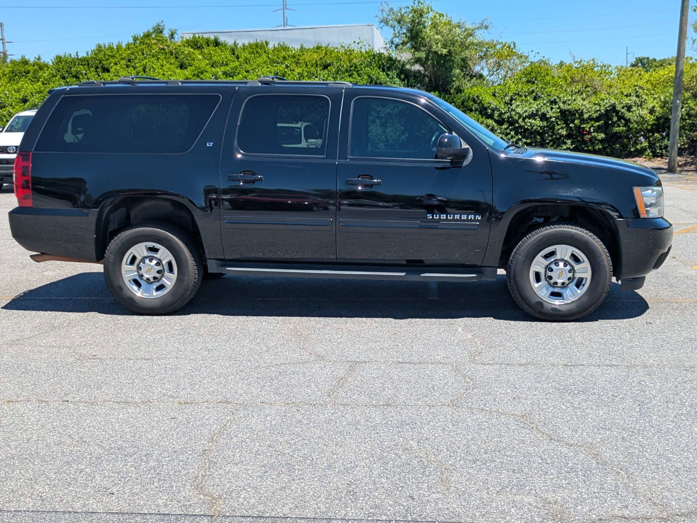 Used 2011 Chevrolet Suburban 2500 LT w/ Luxury Package AWD/4WD image 3