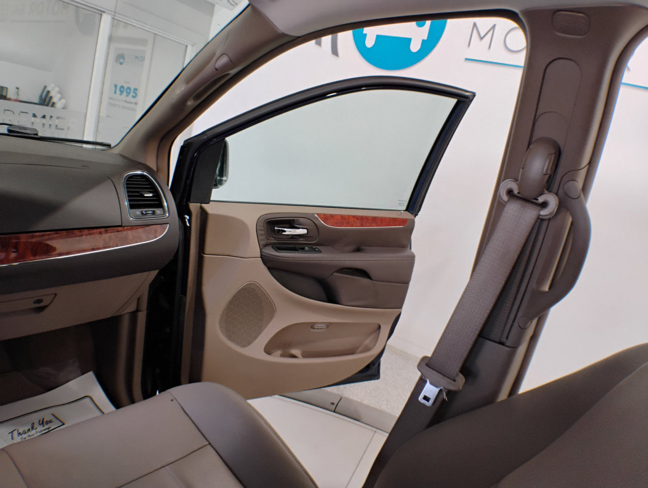Used 2016 Chrysler Town & Country Touring image 31