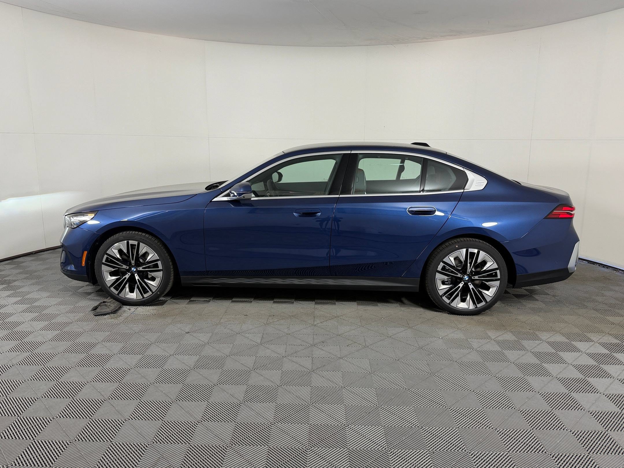Used 2027 BMW 530i w/ Executive Package RWD image 2