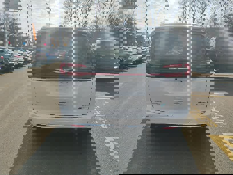 Used 2024 Chrysler Pacifica Select image 6