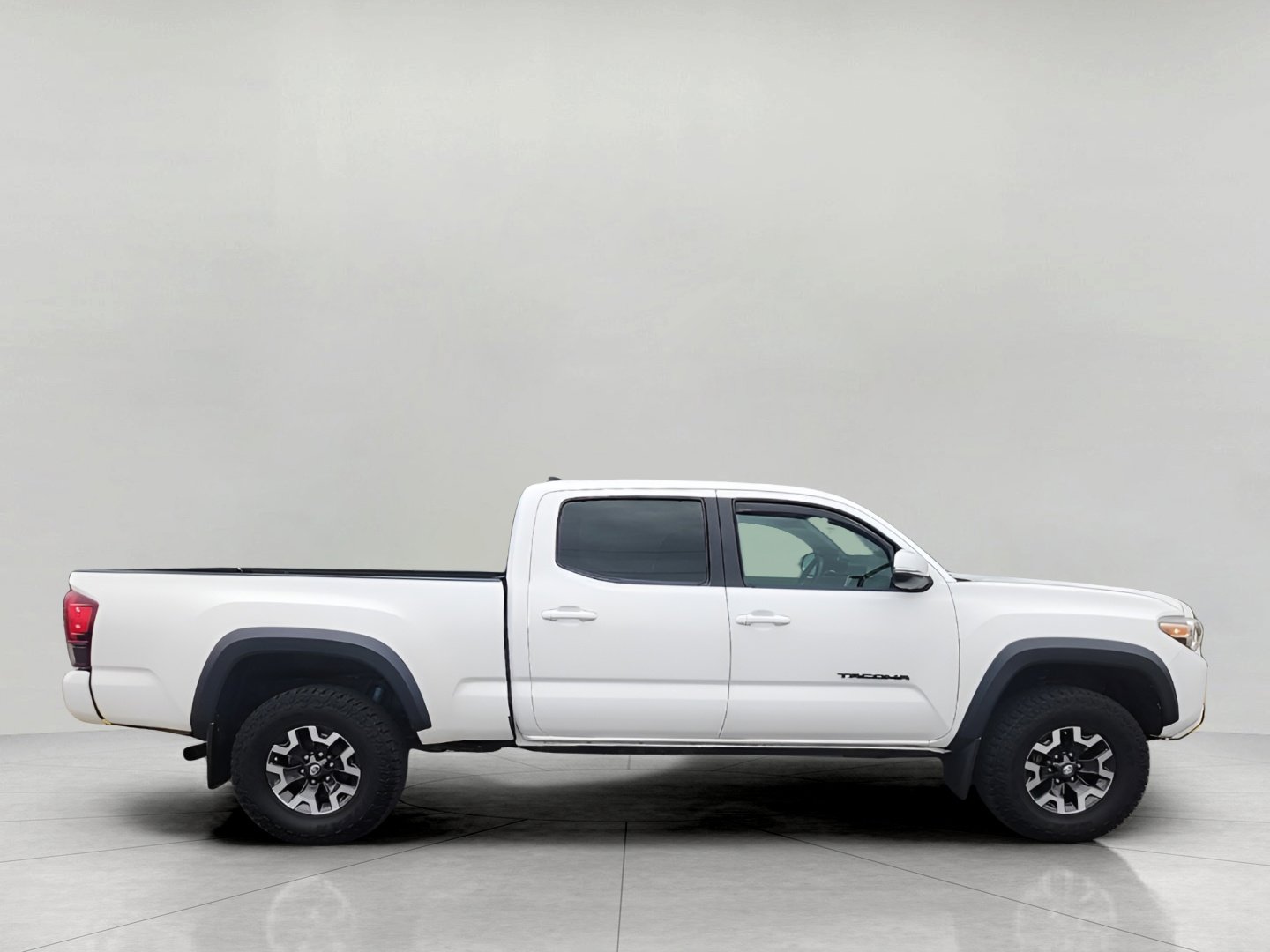 Used 2019 Toyota Tacoma TRD Off-Road w/ Technology Package AWD/4WD image 6