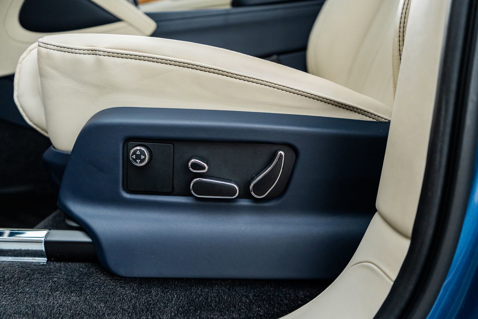 Used 2022 Bentley Bentayga image 27