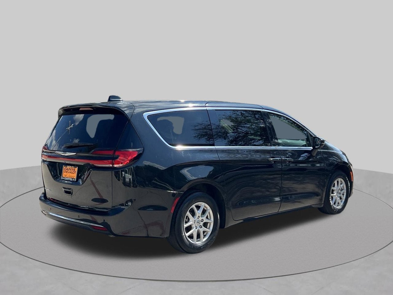Used 2023 Chrysler Pacifica Touring-L FWD image 5