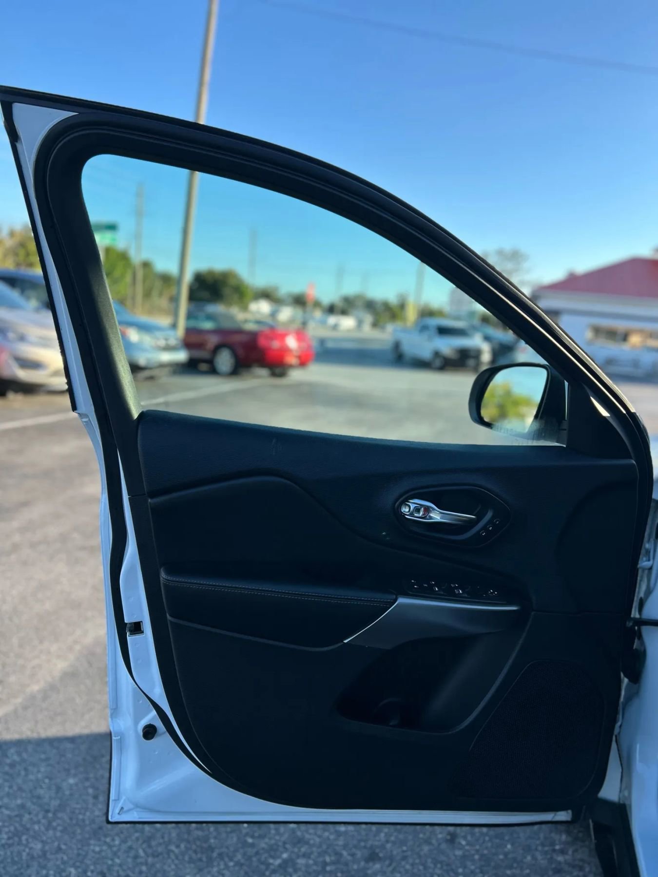 Used 2019 Jeep Cherokee Limited image 24