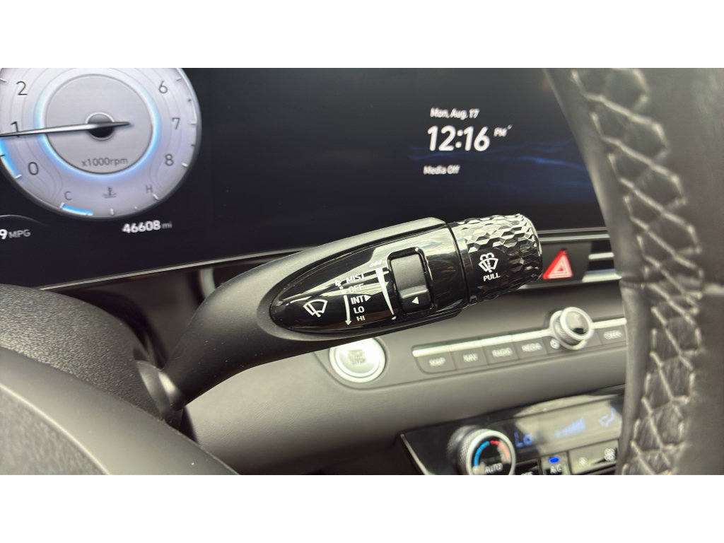 Used 2025 Hyundai Elantra SEL FWD image 21