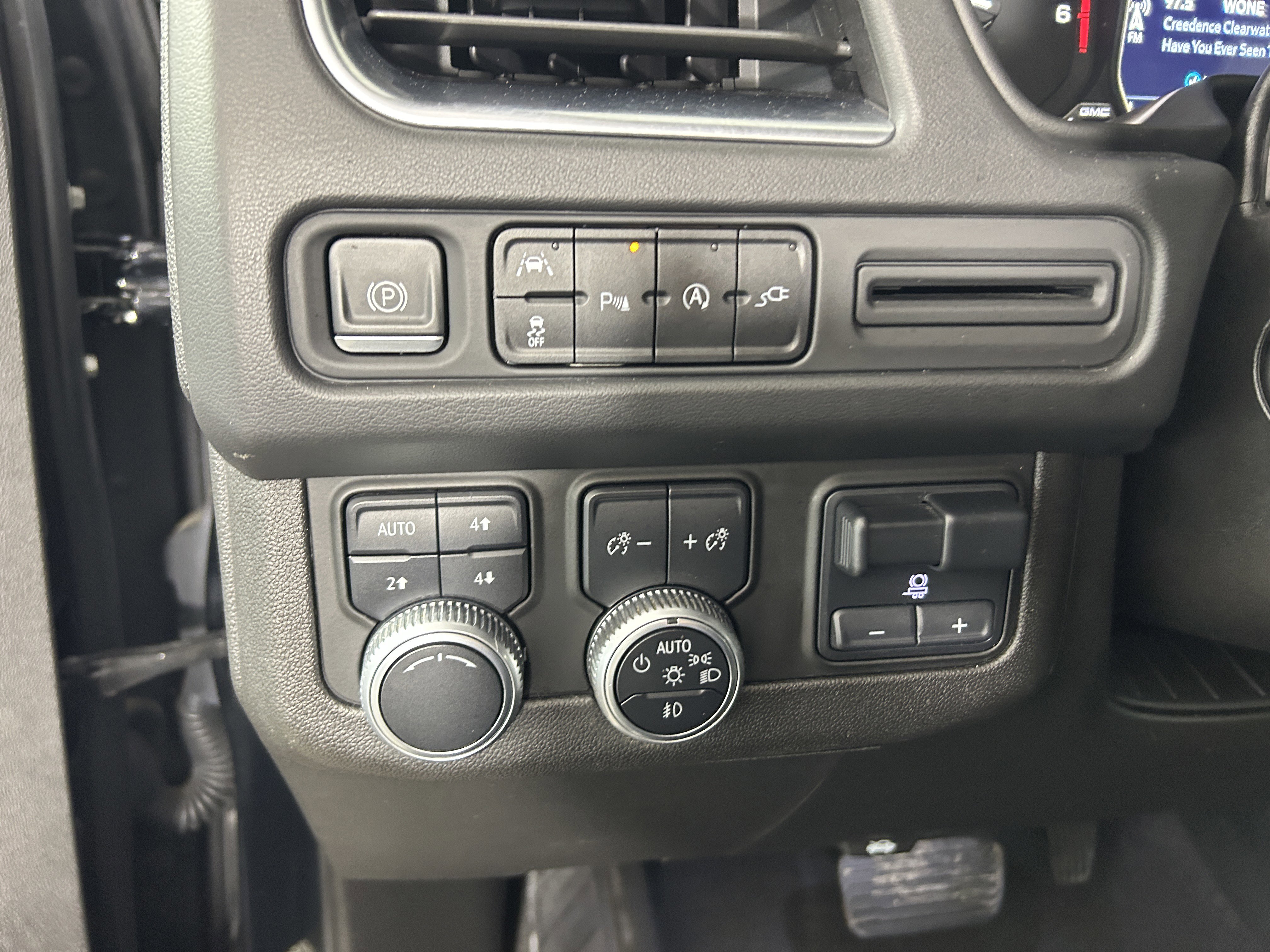 Used 2021 GMC Yukon SLT w/ SLT Luxury Plus Package AWD/4WD image 18