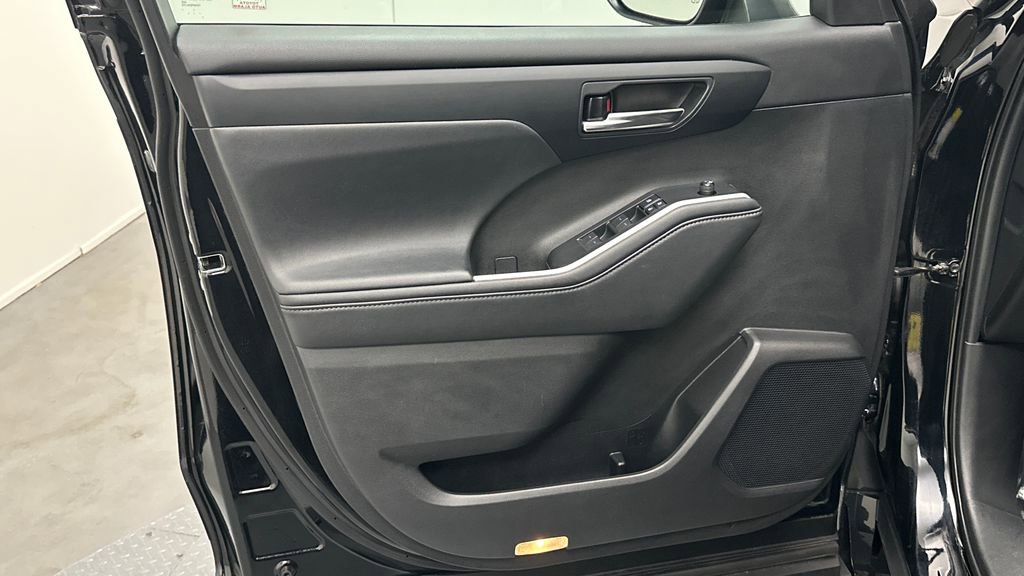 Used 2020 Toyota Highlander XLE AWD/4WD image 18