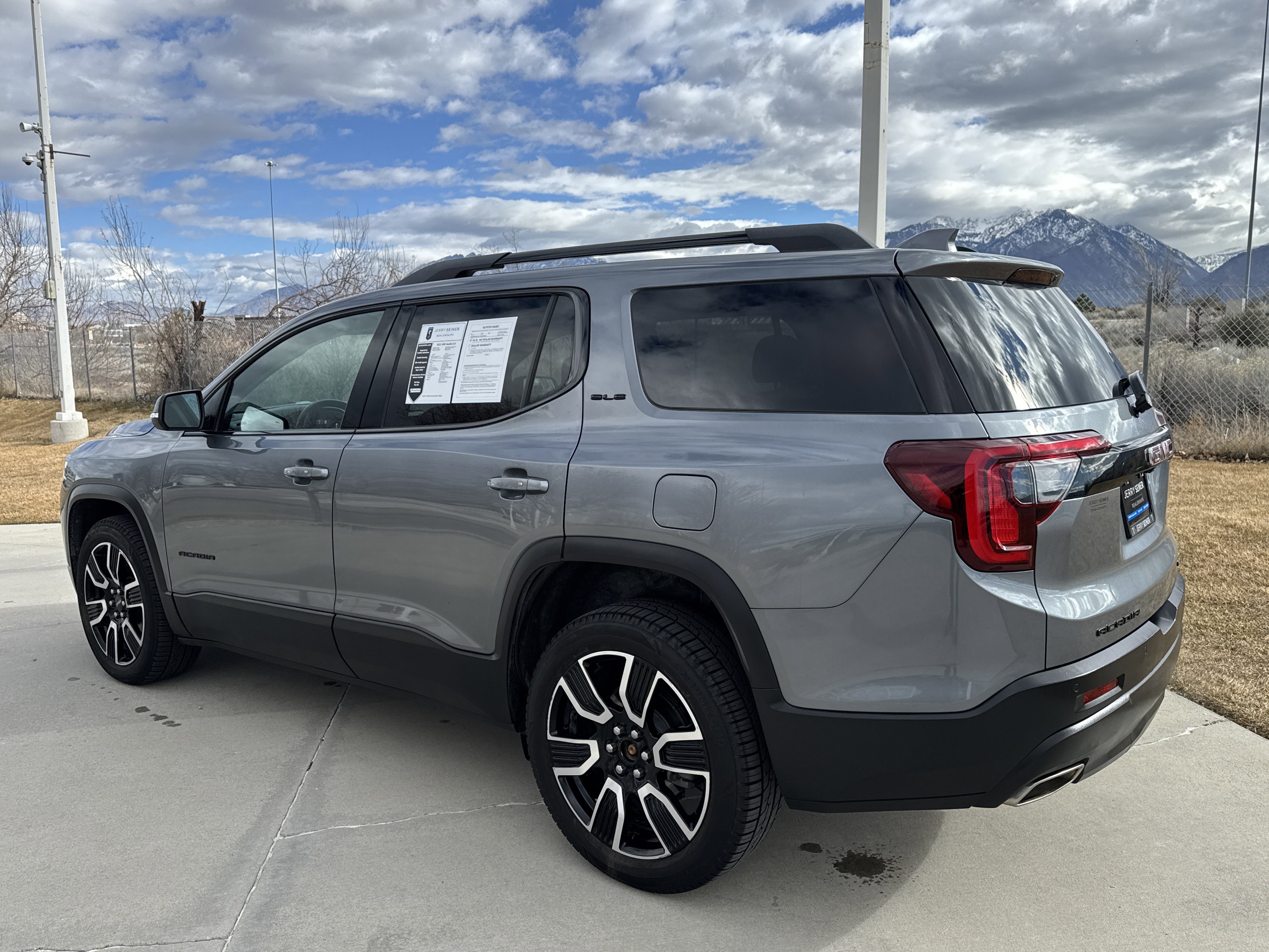 Used 2021 GMC Acadia SLE w/ Driver Convenience Package image 3