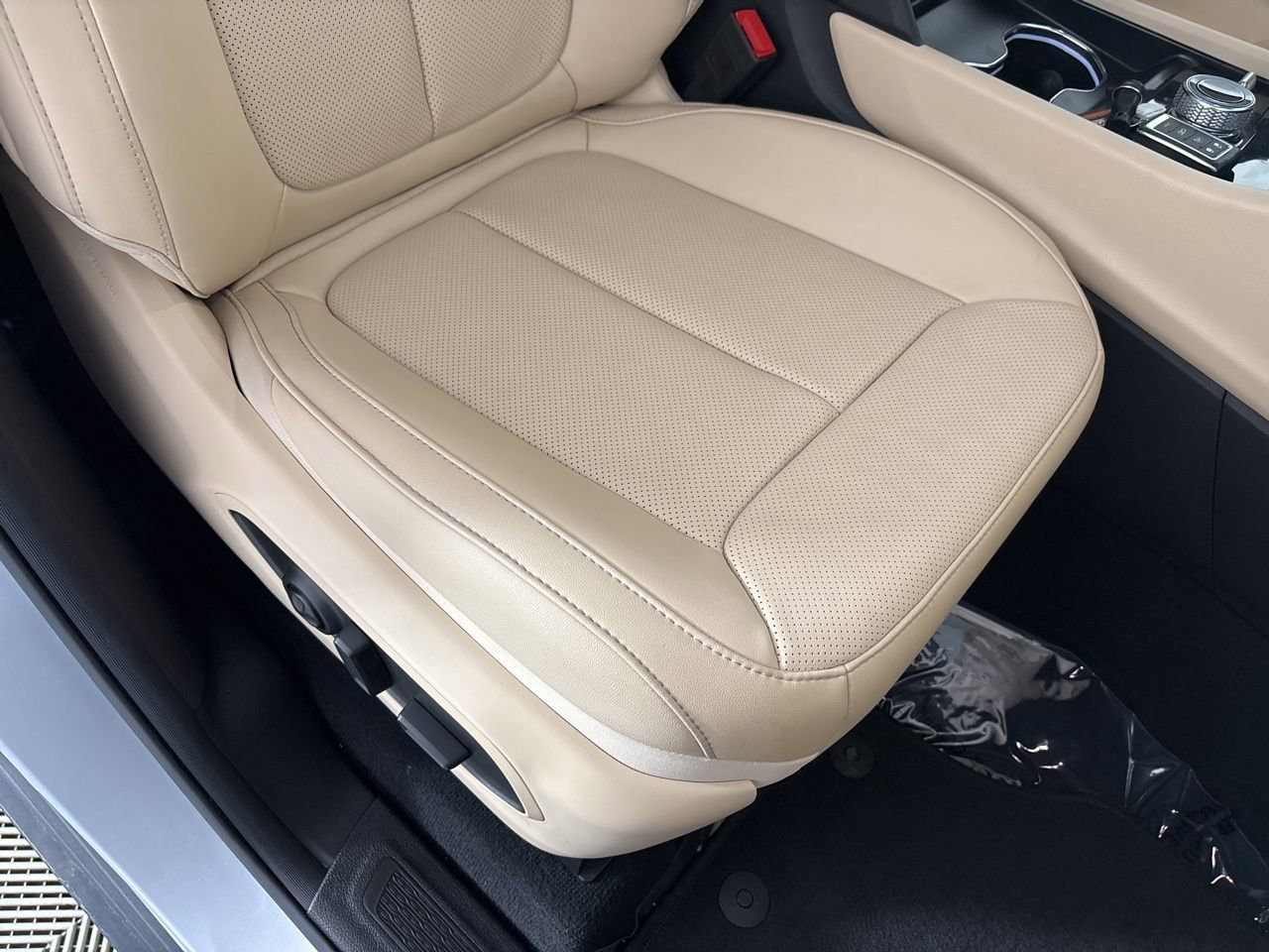 Used 2024 Jeep Grand Cherokee Limited w/ Luxury Tech Group II image 33