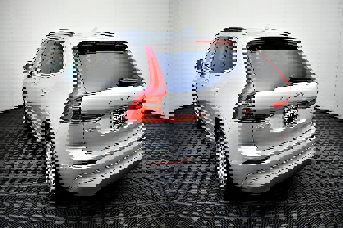 Used 2022 Volvo XC60 B5 Momentum image 10