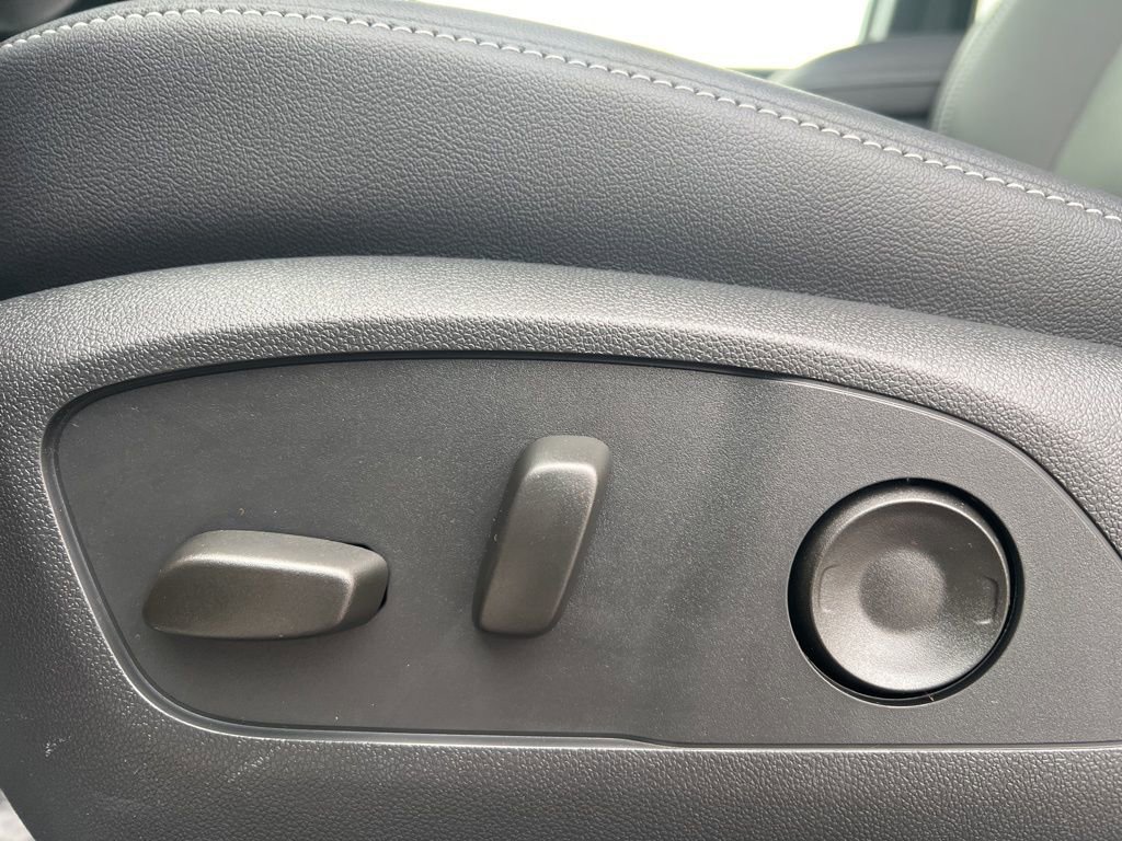 New 2026 Chevrolet Traverse LT w/ Sun and Wheel Package image 9