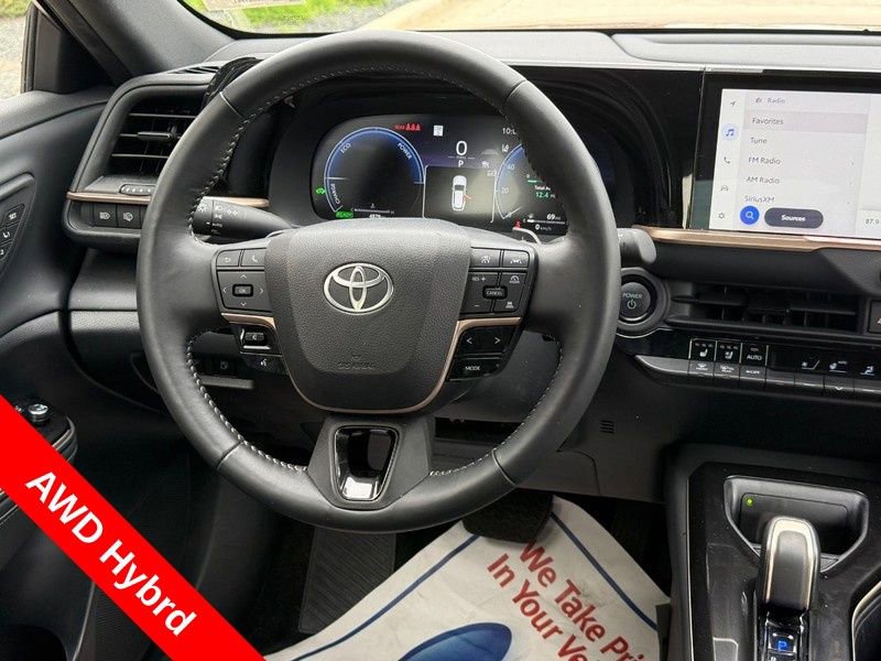 Used 2025 Toyota Crown Signia w/ Tow-Hitch Package (TMS) AWD/4WD image 14