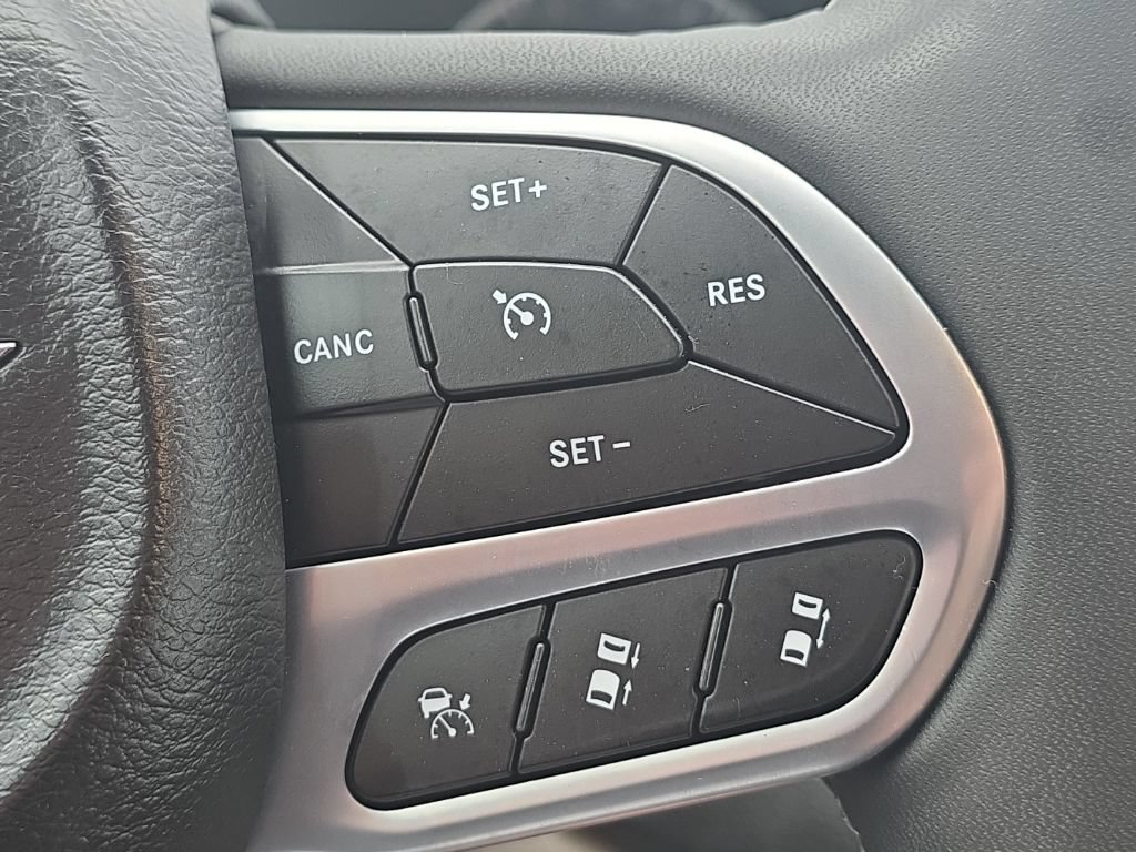 Used 2023 Chrysler Pacifica Touring-L FWD image 28