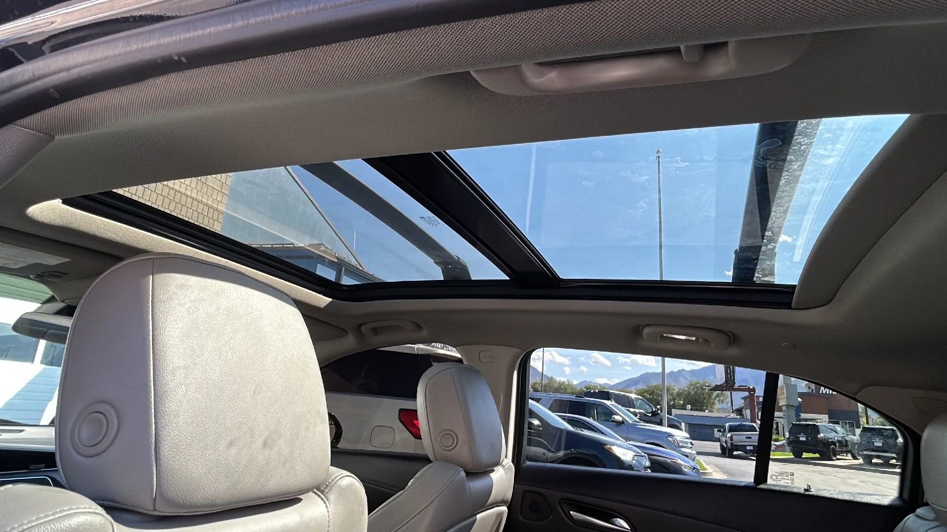 Used 2022 Cadillac XT4 Luxury w/ Cold Weather Package image 27