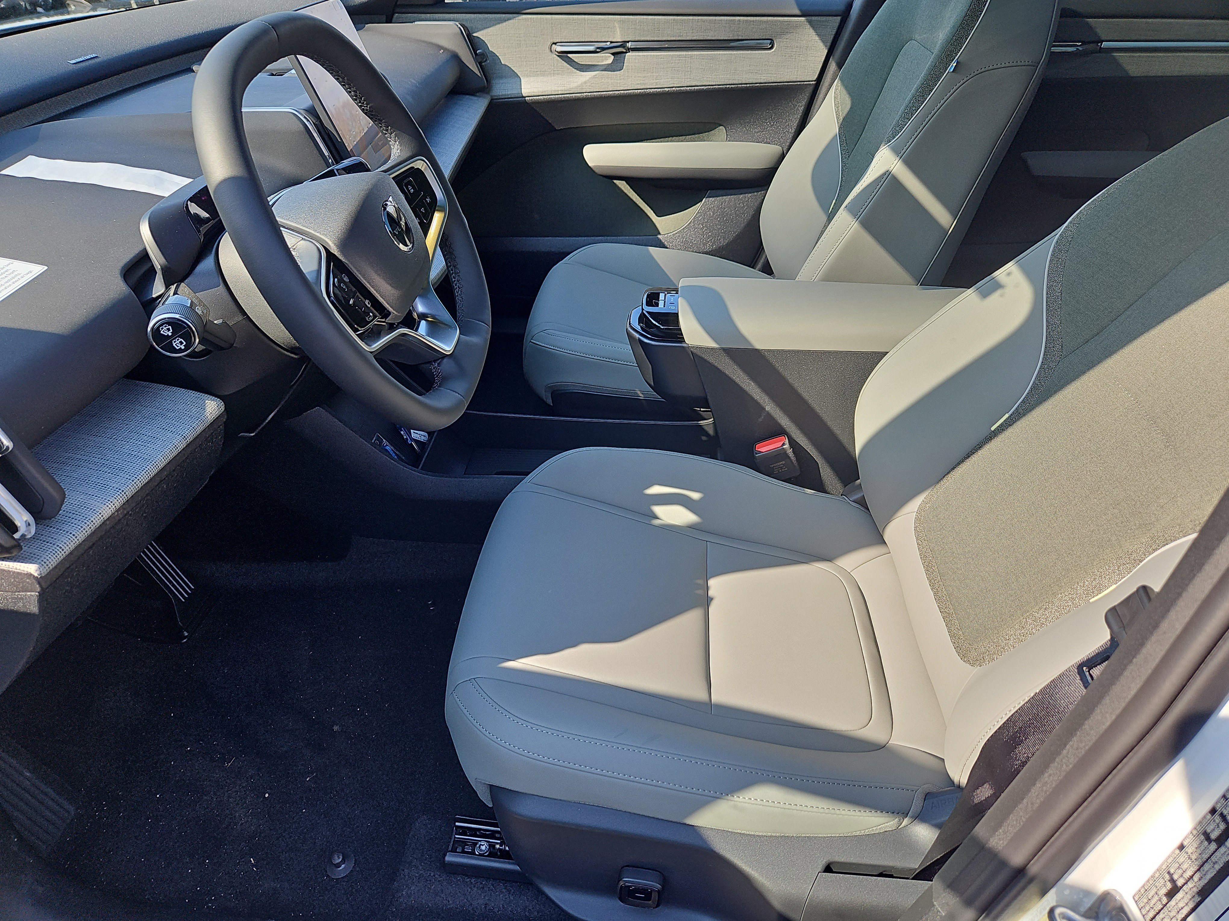 New 2026 Volvo EX30 Plus w/ Protection Package Premier image 16