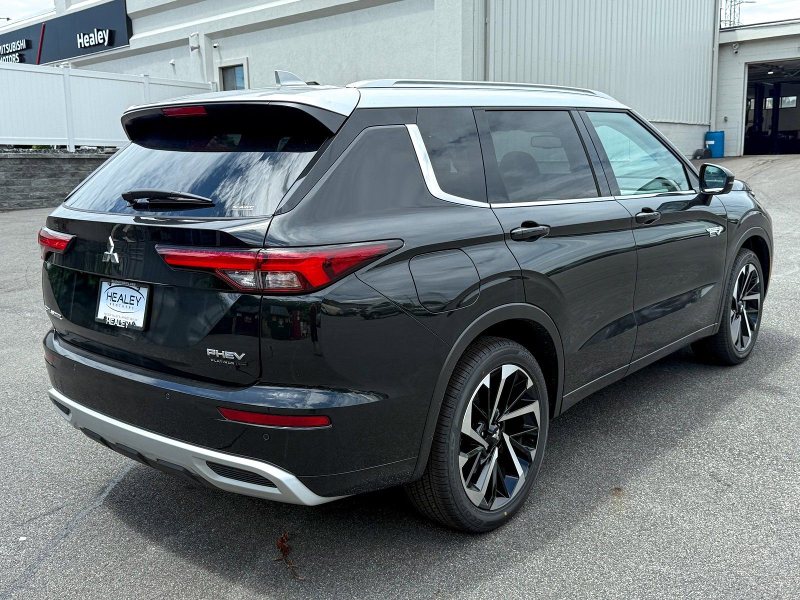 New 2025 Mitsubishi Outlander SEL image 13