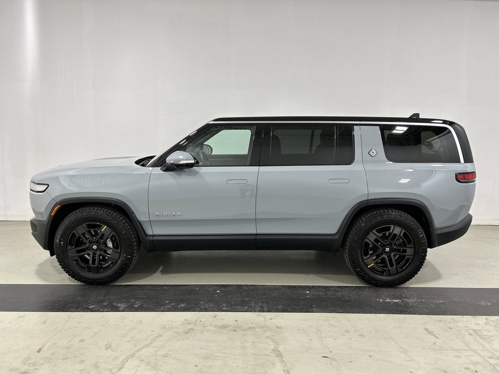 Used 2023 Rivian R1S Adventure image 2