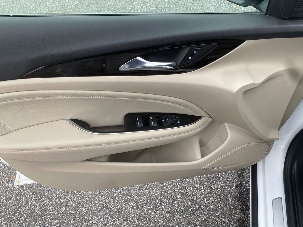 Used 2019 Buick Regal Essence w/ Driver Confidence Package I image 11