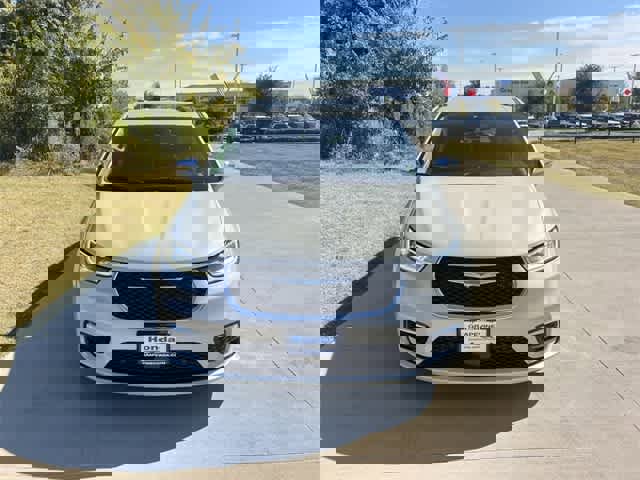 Used 2021 Chrysler Pacifica Limited w/ Uconnect Theater Family Group image 7