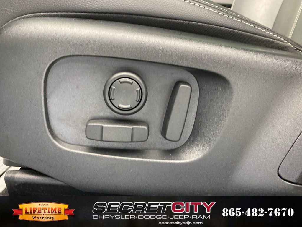 Used 2023 Land Rover Range Rover Velar R-Dynamic S image 13