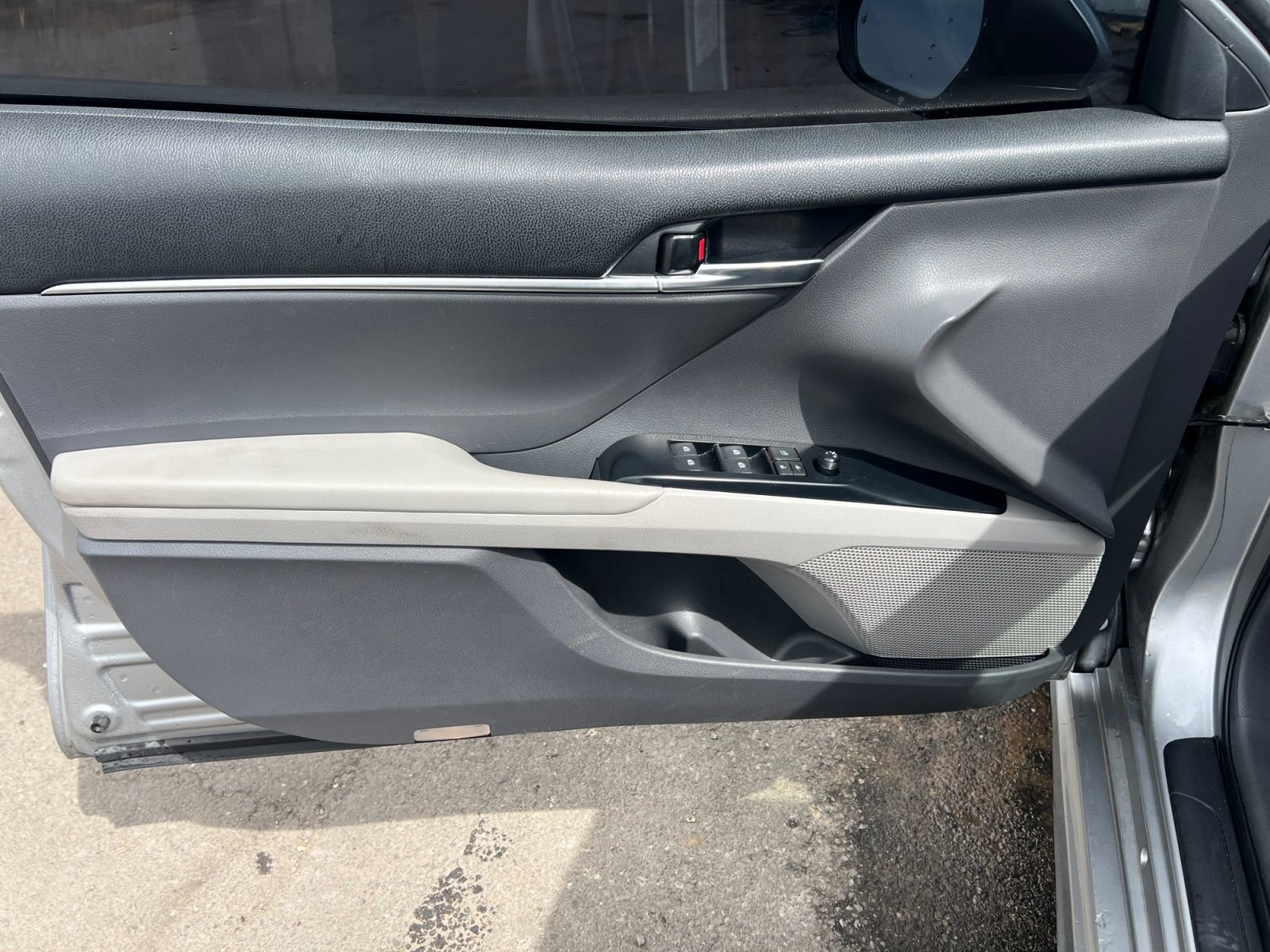 Used 2019 Toyota Camry SE FWD image 19