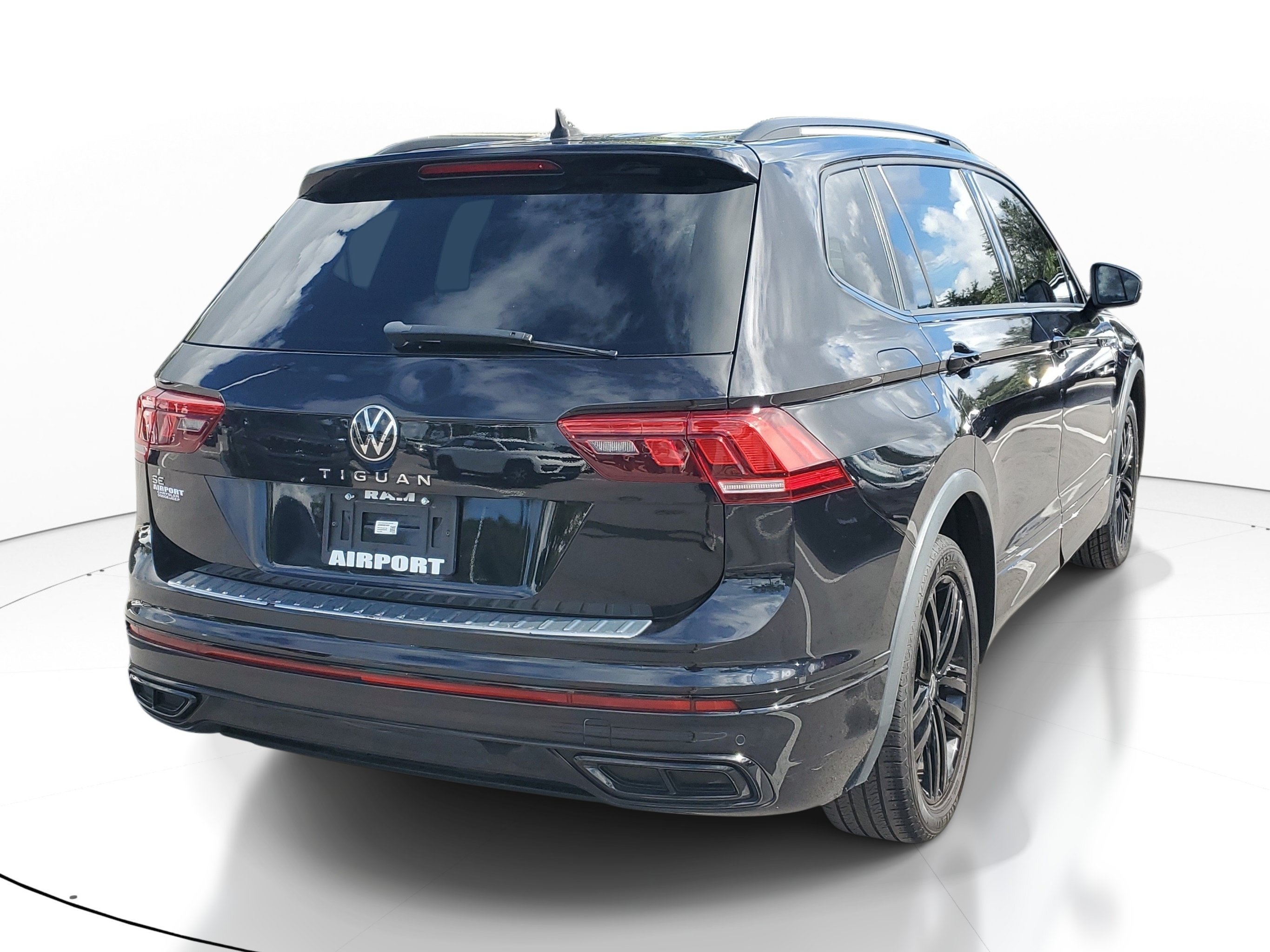 Used 2022 Volkswagen Tiguan SE R-Line FWD image 6