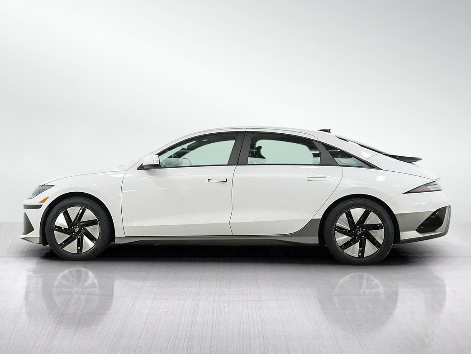 Used 2023 Hyundai Ioniq 6 SE AWD/4WD image 2