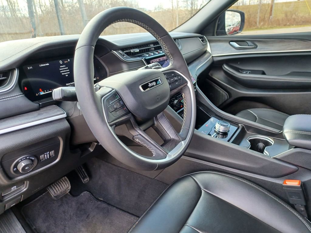Used 2025 Jeep Grand Cherokee Limited w/ Black Appearance Package image 17
