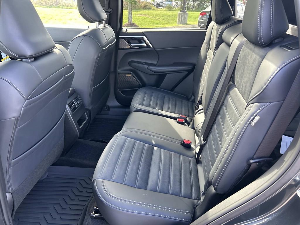 New 2025 Mitsubishi Outlander SE image 19