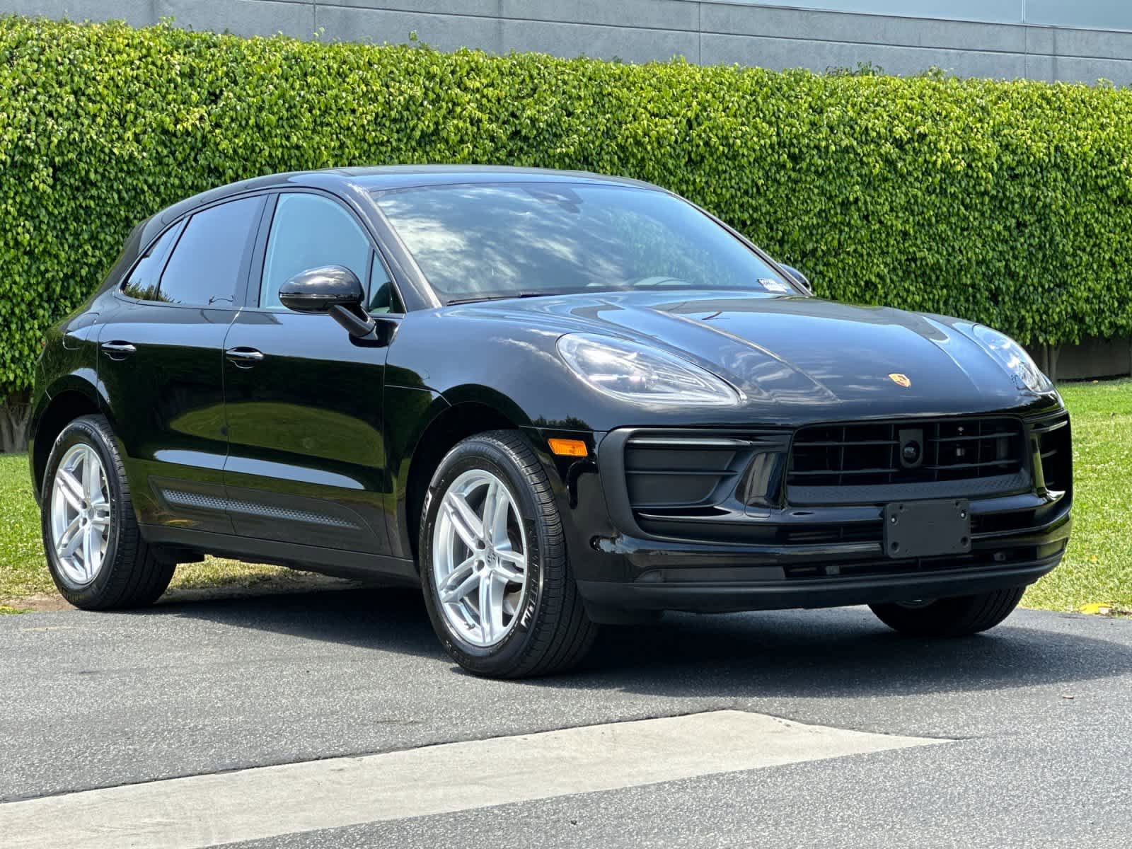 Certified 2025 Porsche Macan AWD/4WD image 10