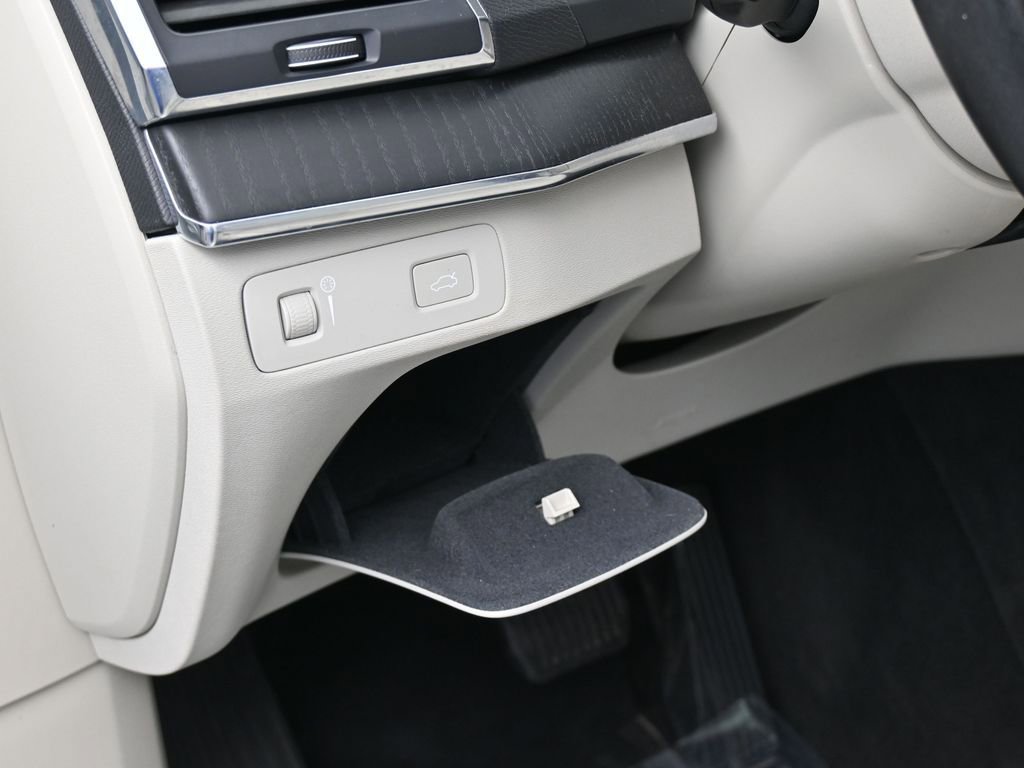 Used 2020 Volvo XC90 T5 Momentum w/ Protection Package Premier image 15