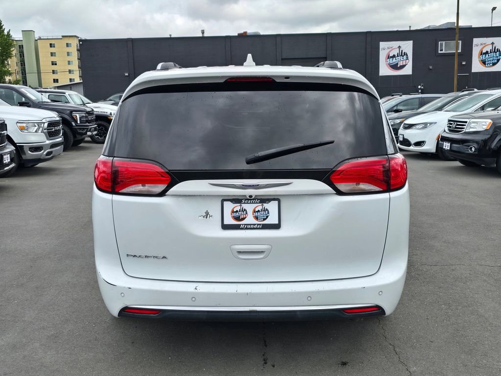 Used 2020 Chrysler Pacifica Touring-L FWD image 8