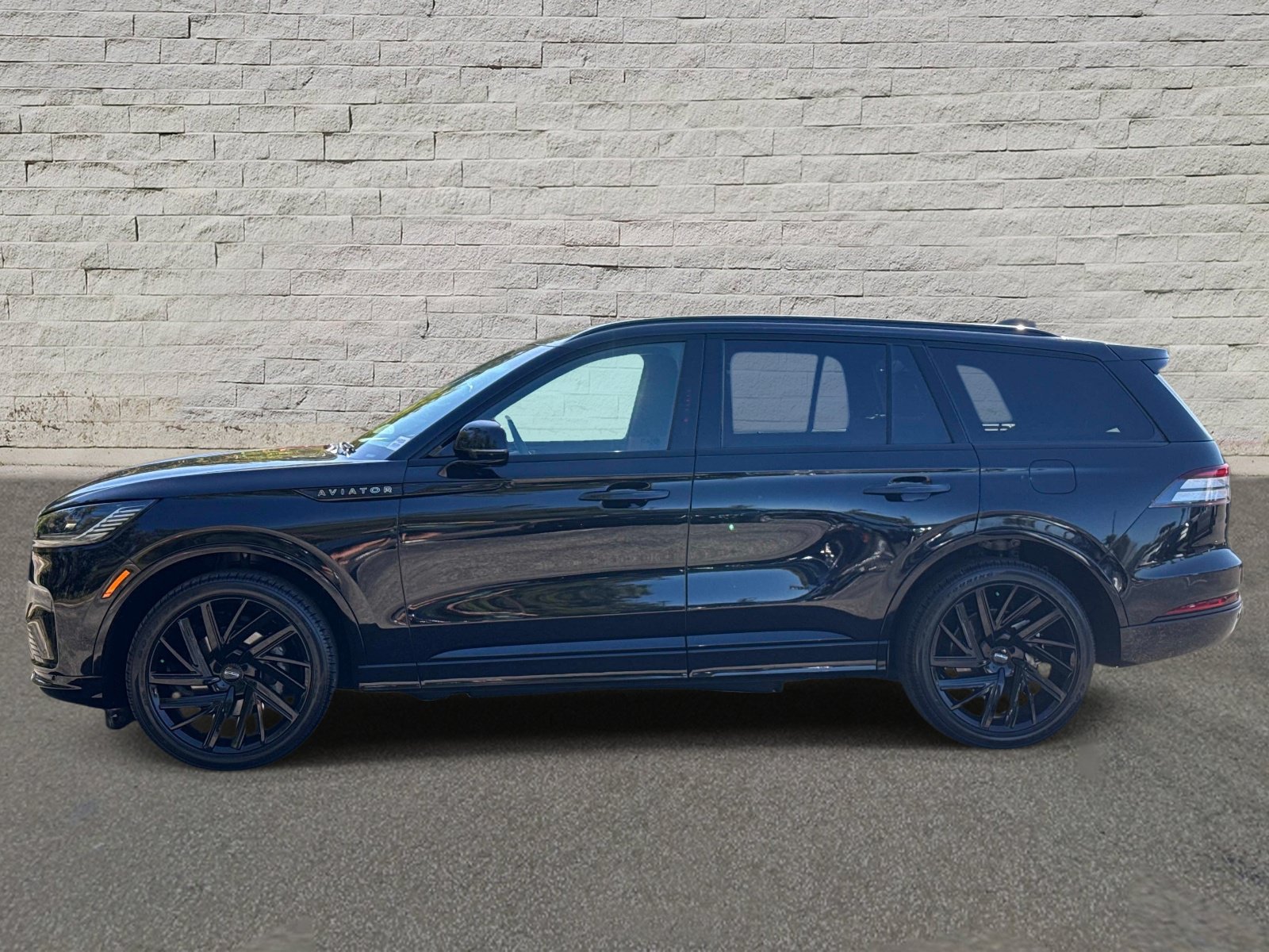 Used 2025 Lincoln Aviator Black Label w/ Jet Appearance Package AWD/4WD image 2