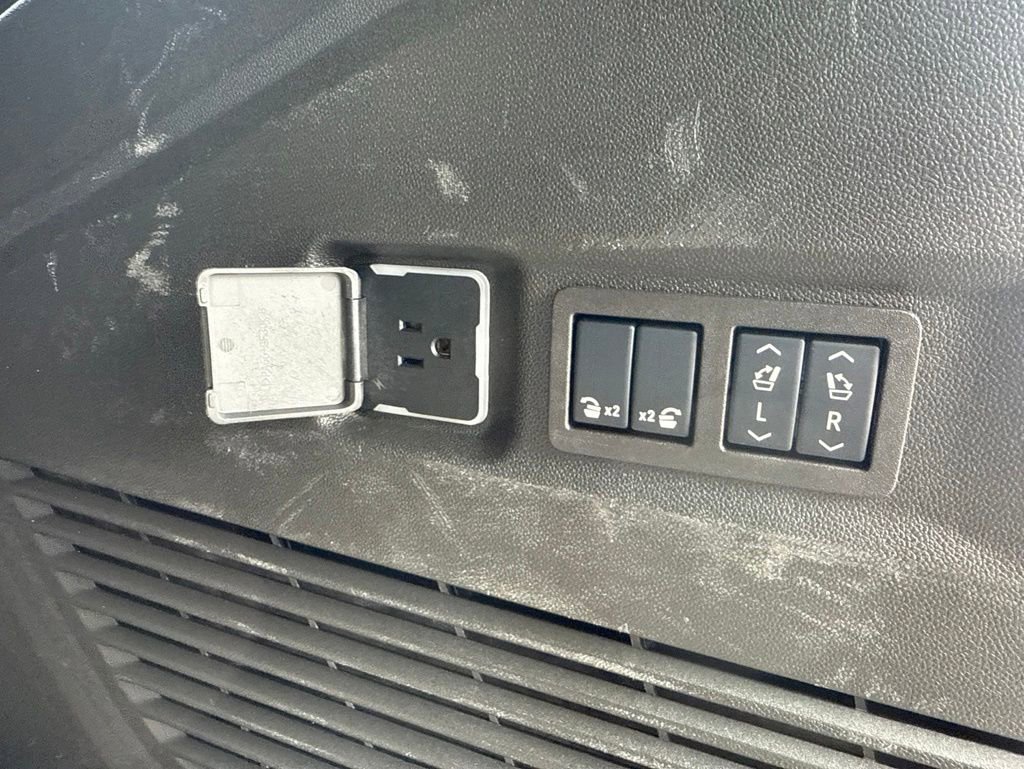 Used 2025 GMC Yukon XL Denali AWD/4WD image 47