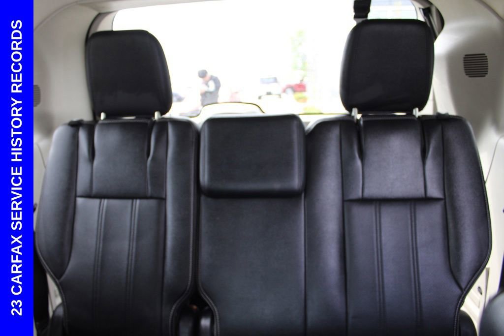 Used 2016 Chrysler Town & Country Touring-L image 29