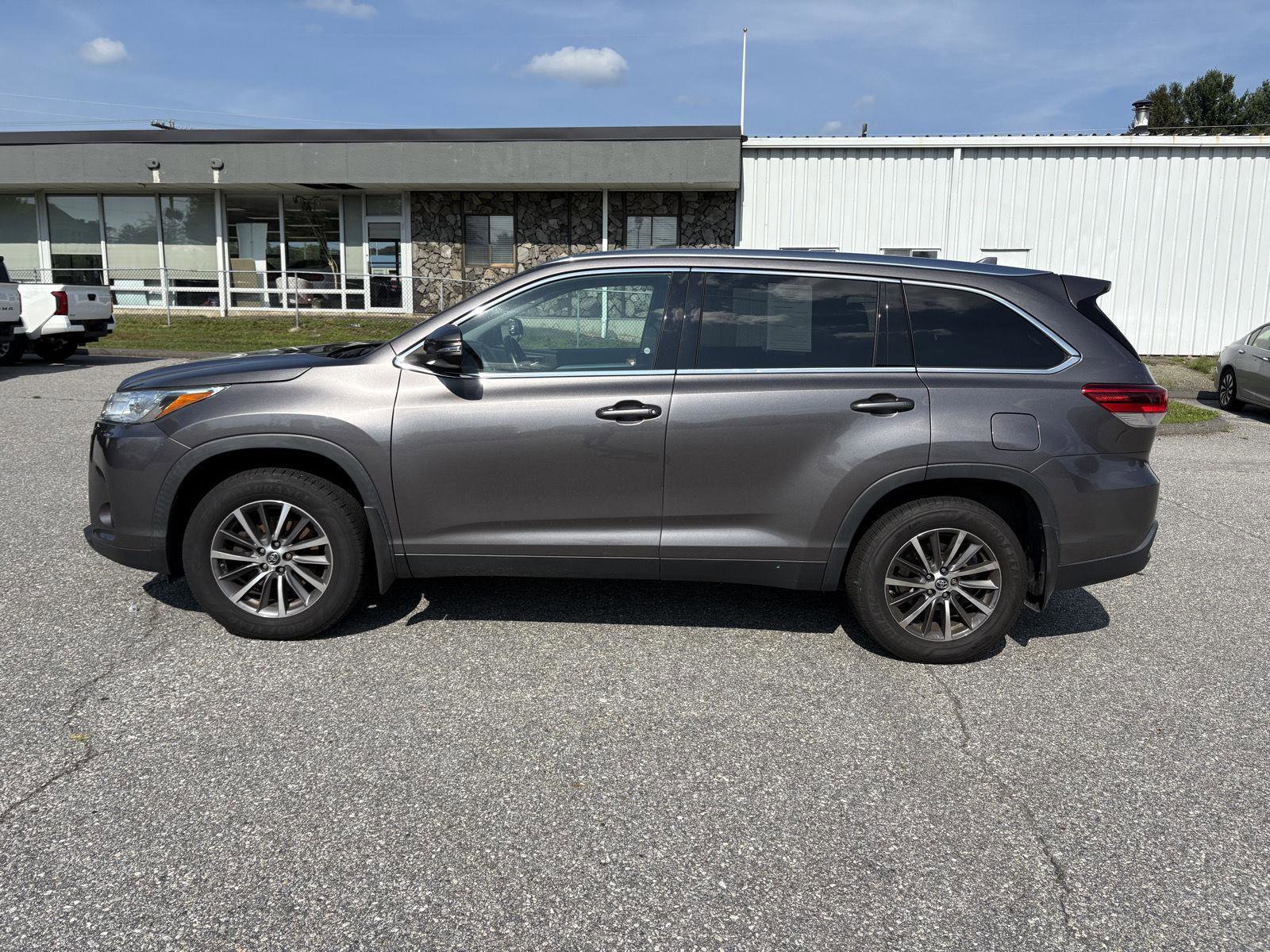Used 2019 Toyota Highlander XLE image 3