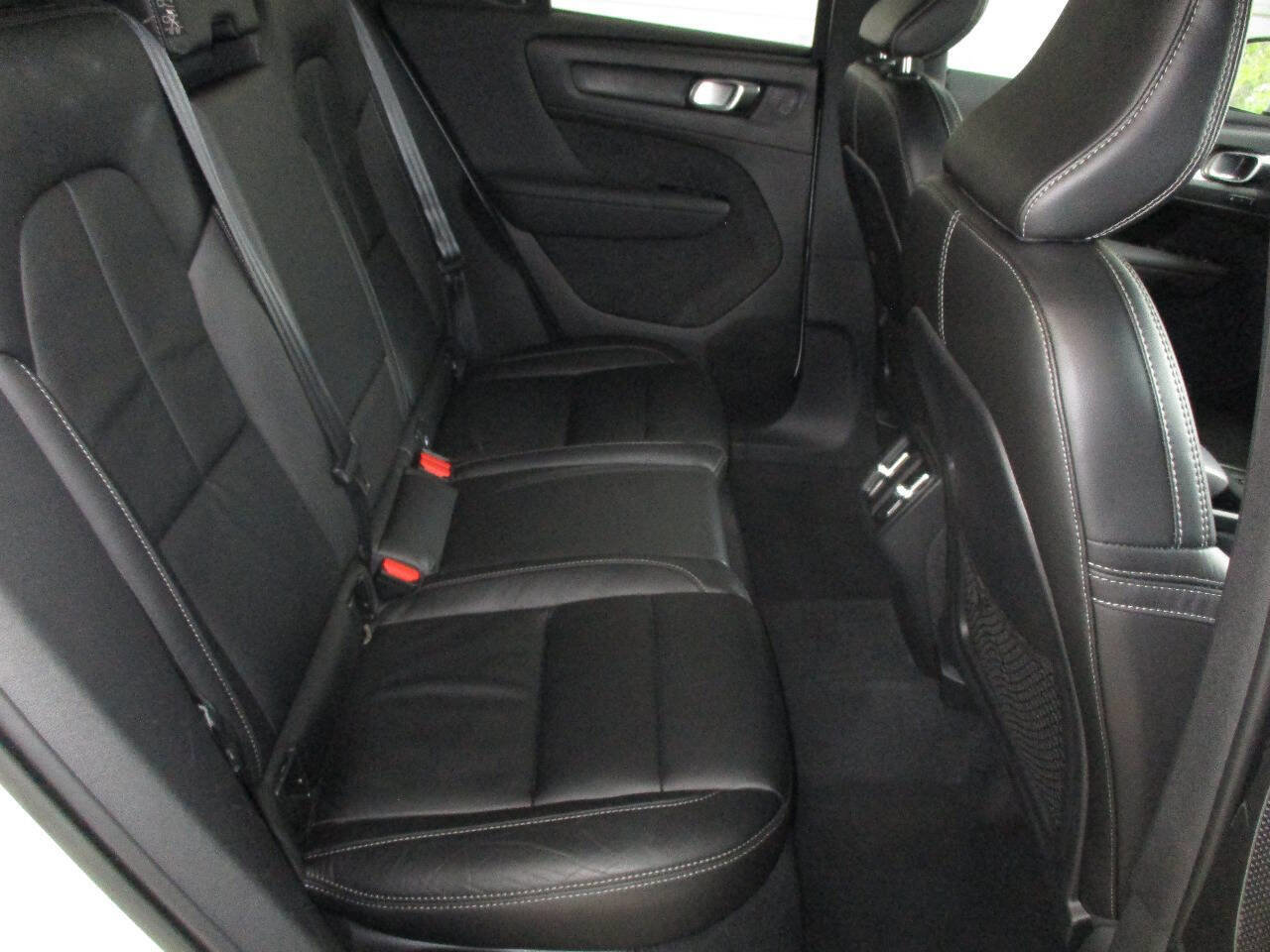 Used 2022 Volvo XC40 T5 Momentum image 47