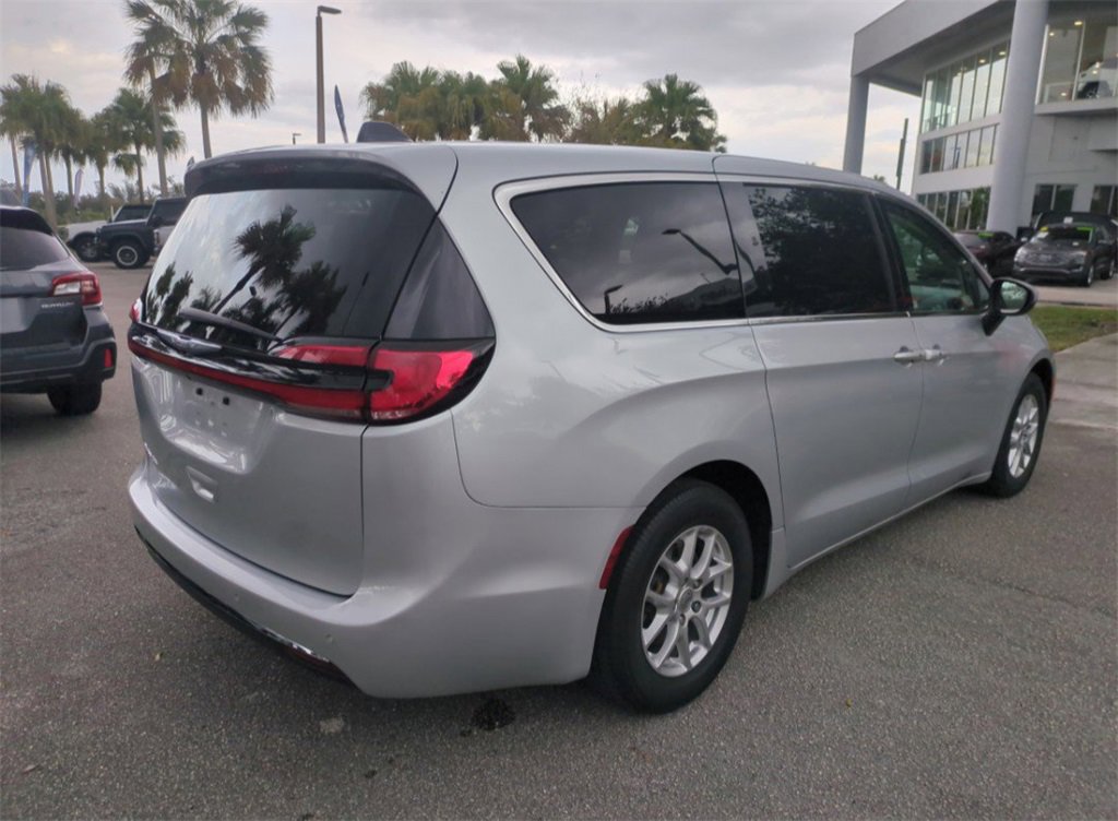 Used 2023 Chrysler Pacifica Touring-L image 5