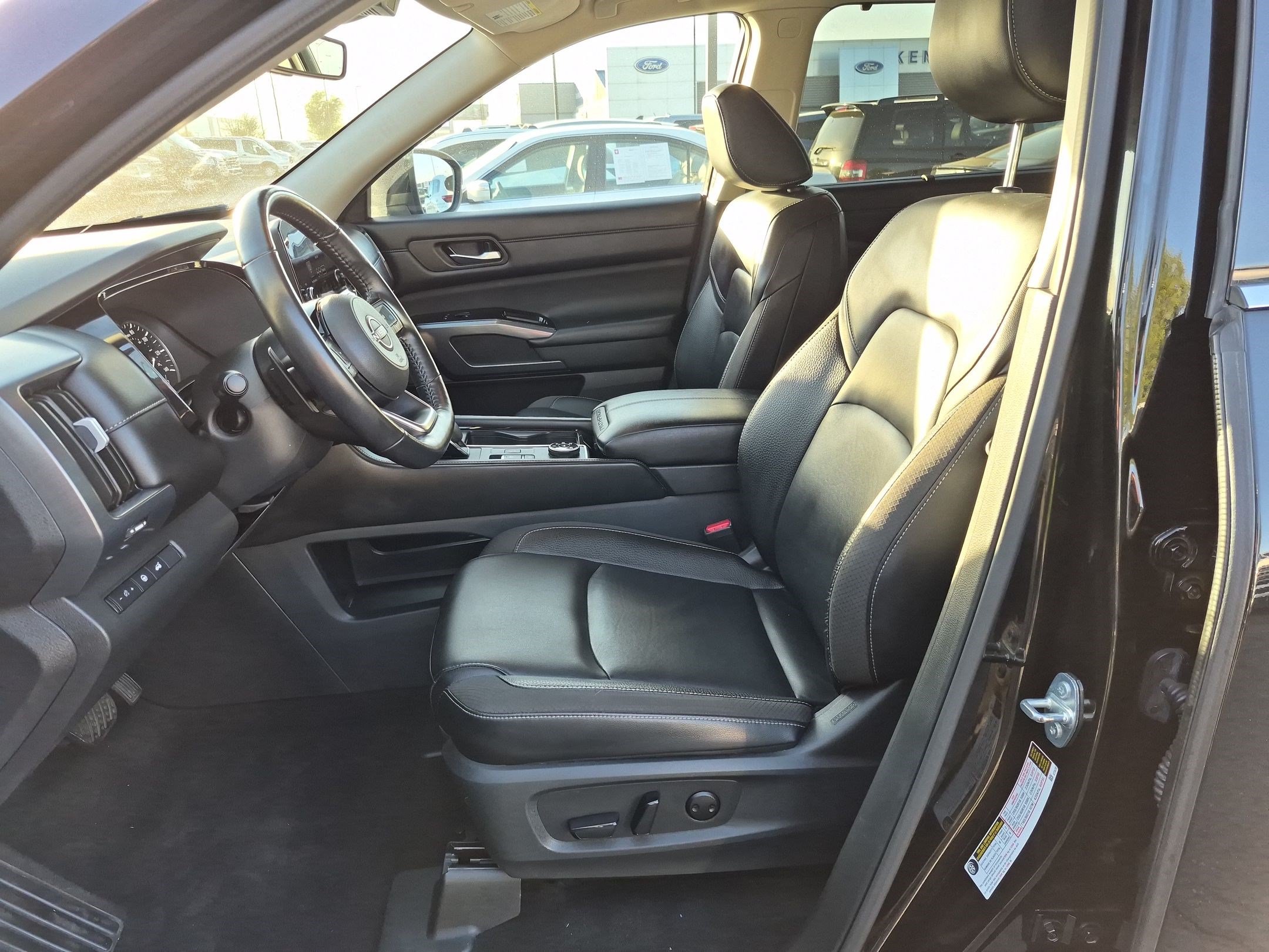 Used 2025 Nissan Pathfinder SL AWD/4WD image 18