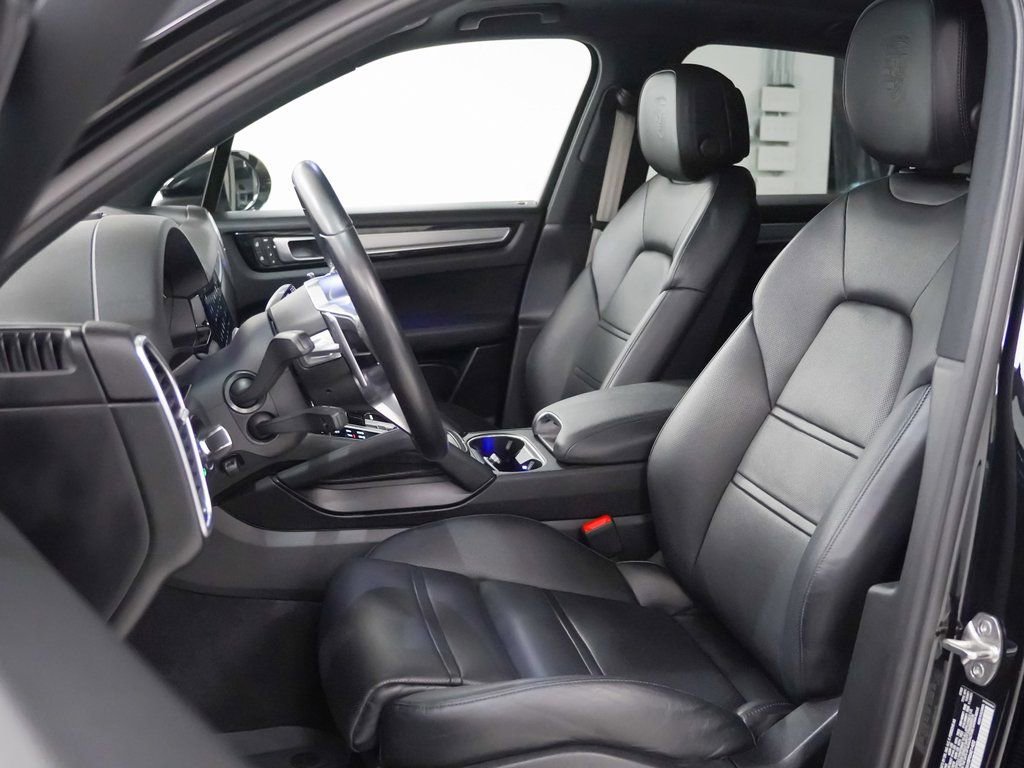 Certified 2023 Porsche Cayenne Platinum Edition image 5