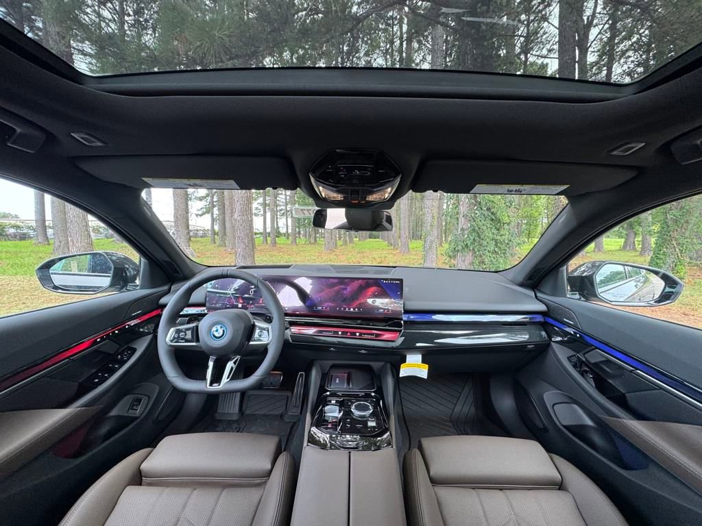 New 2026 BMW 550e xDrive image 2