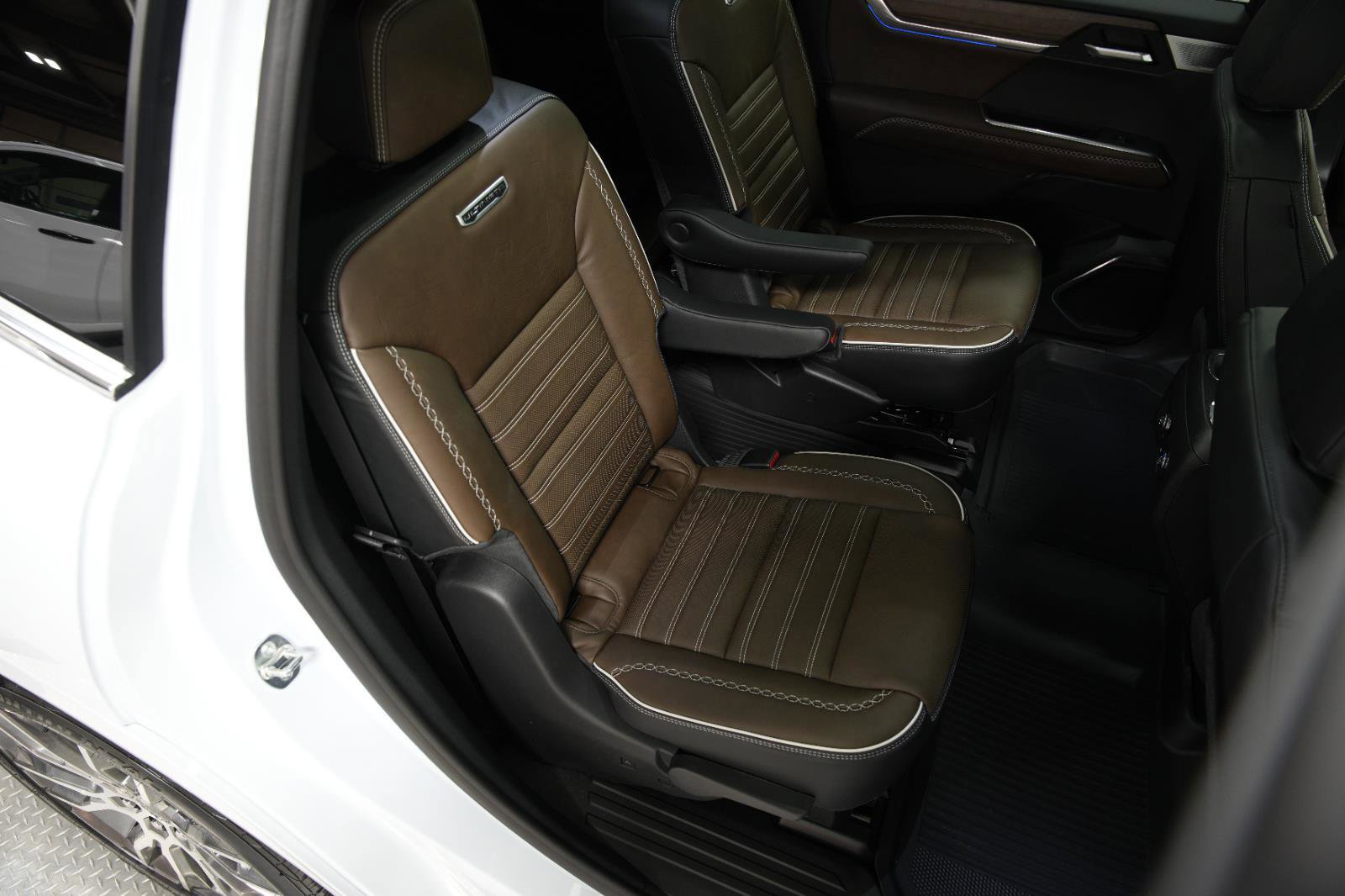New 2026 GMC Acadia Denali Ultimate w/ LPO, Floor Liner Package image 15