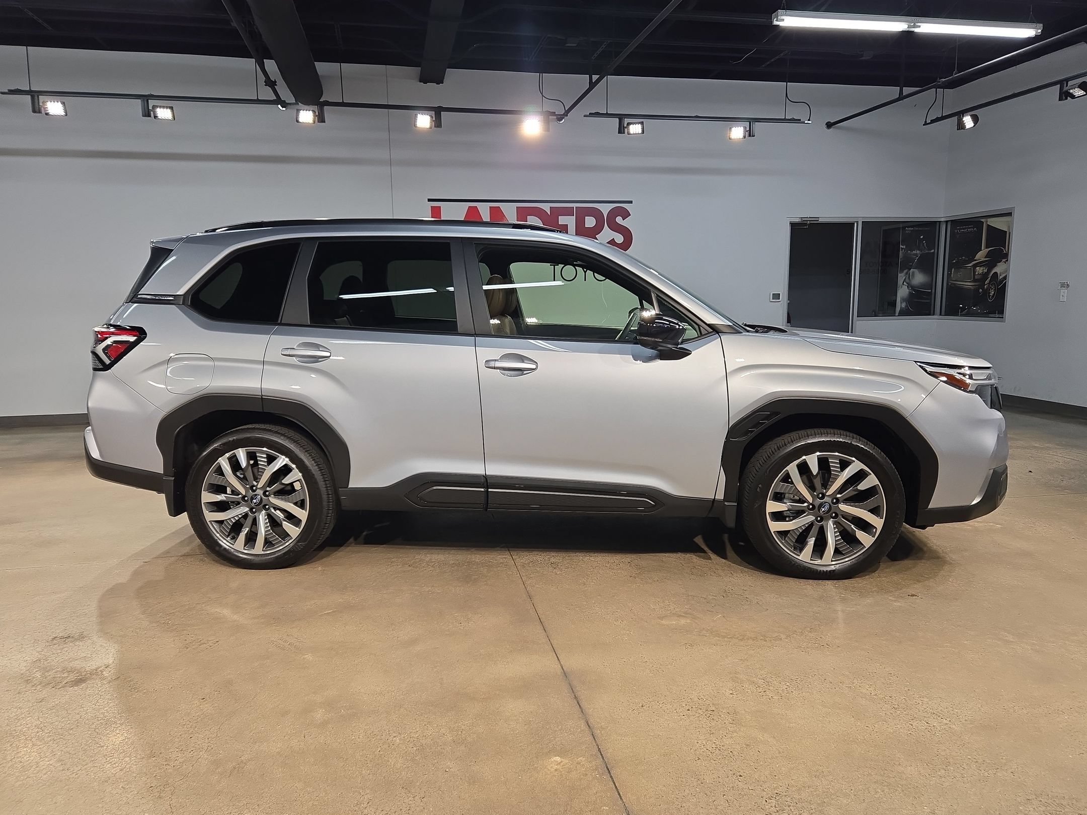 Used 2025 Subaru Forester Touring AWD/4WD image 8