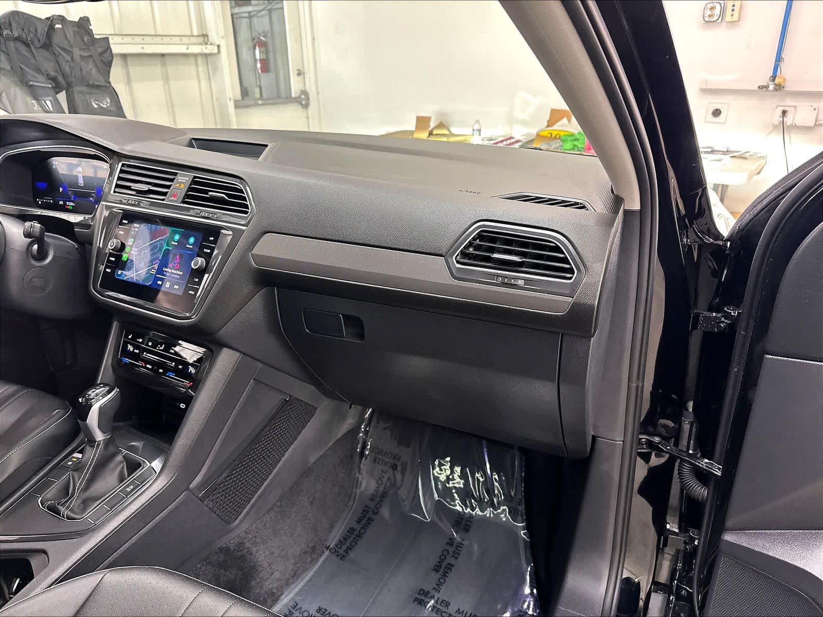 Used 2023 Volkswagen Tiguan SE w/ Panoramic Sunroof Package FWD image 29