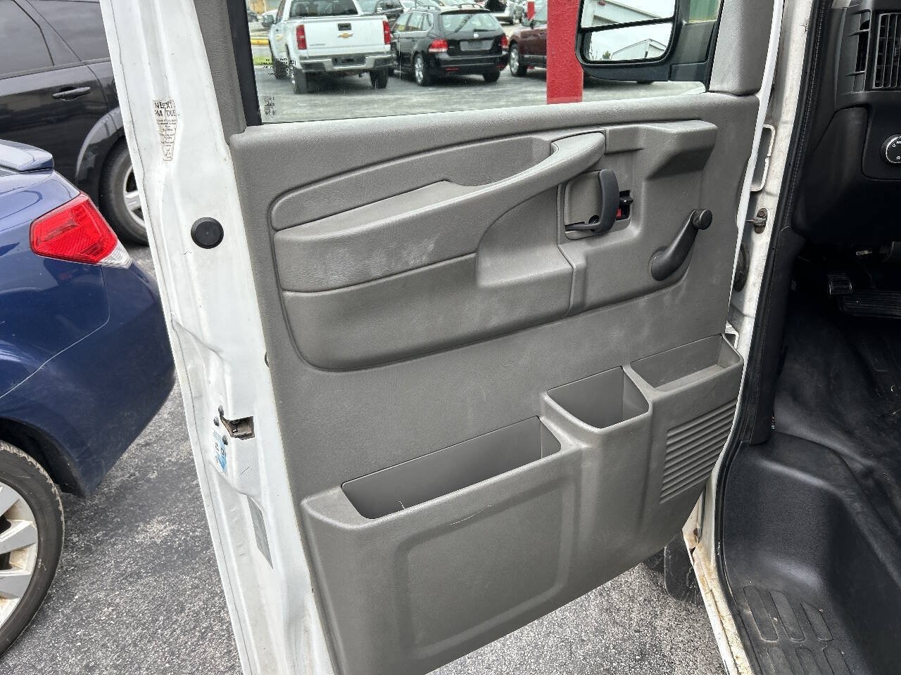 Used 2011 Chevrolet Express 2500 Extended RWD image 9